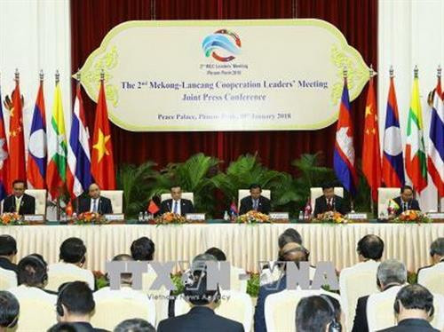 湄公河-澜沧江合作第二次领导人会议结束后的新闻发布会。(图片来源:越通社) 湄公河-澜沧江合作第二次领导人会议结束后的新闻发布会。(图片来源:越通社)
