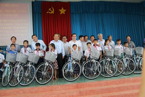 张和平向隆安省贫困生送上自行车。越通社记者 裴江 摄 张和平向隆安省贫困生送上自行车。越通社记者 裴江 摄
