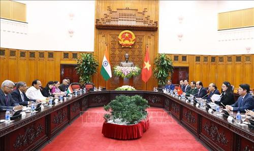 越南政府总理阮春福会见印度副总统、联邦院议长文卡亚•奈杜。图自越通社