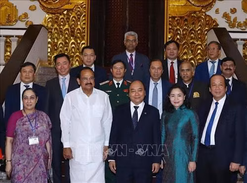 越南政府总理阮春福会见印度副总统、联邦院议长文卡亚•奈杜和两国代表合影。图自越通社