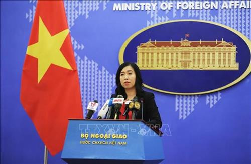 越南外交部发言人黎氏秋姮主持记者会。图自越通社