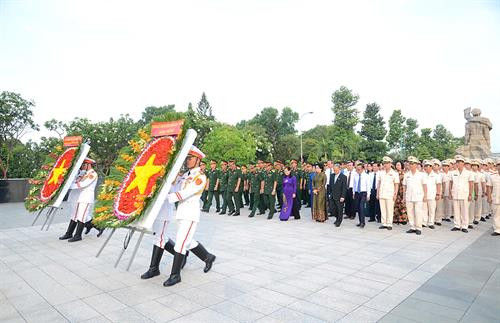 胡志明市领导上香缅怀英雄烈士。图自越通社