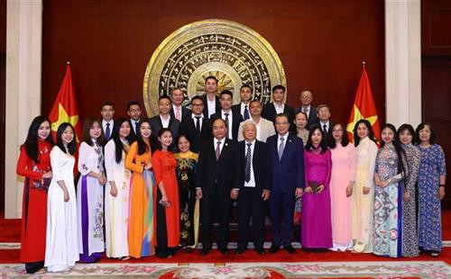 阮春福总理同越南驻华大使馆干部和工作人员合影。图自越通社