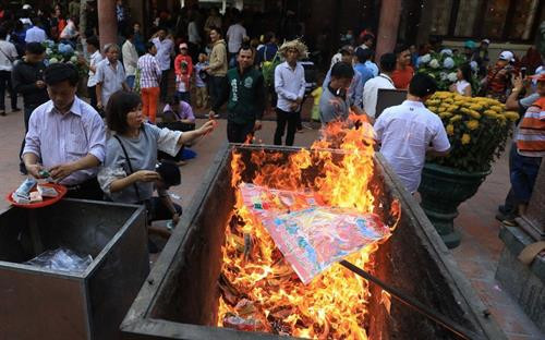 建议取消在佛教祭拜地烧纸钱和纸扎祭品的习俗。（图片来源于网络）