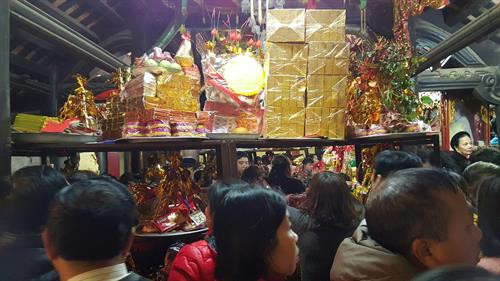 建议取消在佛教祭拜地烧纸钱和纸扎祭品的习俗。（图片来源于网络）