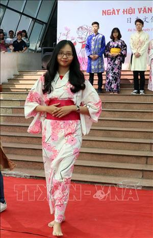 日本浴衣的服装秀。图自越通社 日本浴衣的服装秀。图自越通社