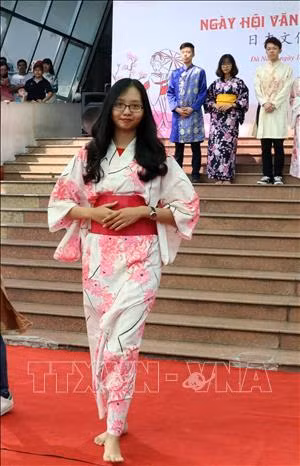 日本浴衣的服装秀。图自越通社 日本浴衣的服装秀。图自越通社