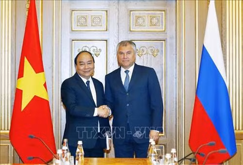 阮春福总理会见俄罗斯国家杜马主席。图自越通社