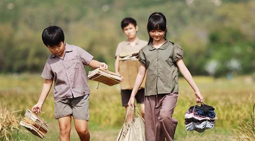 《我看见黄花在绿草中摇曳》的剧照。（图片来源：互联网）