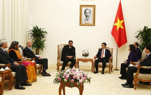 越南政府副总理武德儋（右）与国际SOS儿童村组织主席悉达多•考尔。（图片来源：越通社）