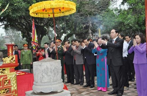 陈大光主席在宁平省花闾县丁先皇和黎大行寺庙上香。图自因特网
