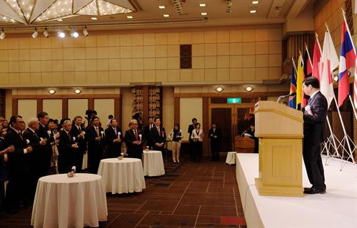 越南驻日本大使阮国强代表东盟十国驻日本大使在纪念活动上发表讲话。（图片来源：越通社）