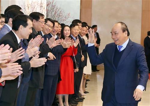 越南政府总理阮春福与政府办公厅全体干部和工作人员。图自越通社