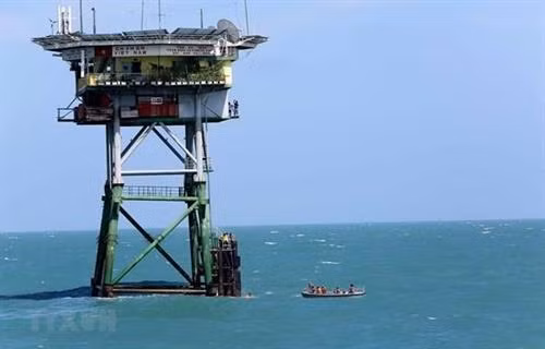 资料图：海上高脚屋。图自越通社