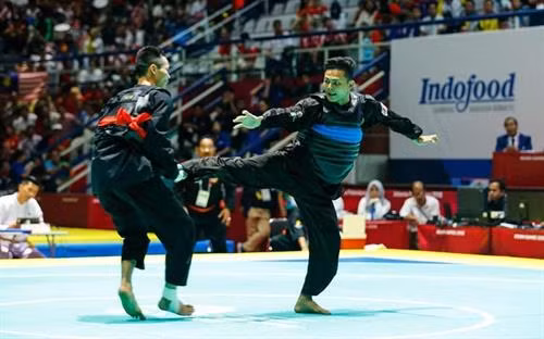 越南班卡苏拉选手陈廷南（左） 图自越通社