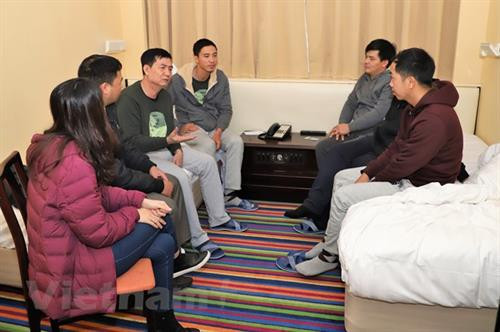 海上遇险的运油船船员同越通社记者交谈。图自越通社
