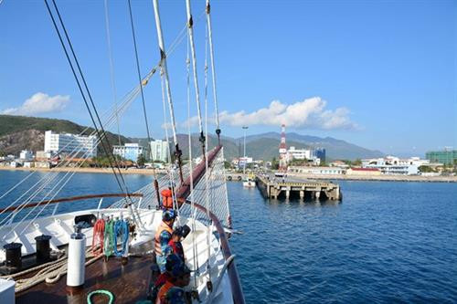 越南海军学院风帆训练舰“黎贵惇”号5月15日抵达芽庄军港。（图片来源：人民军报）
