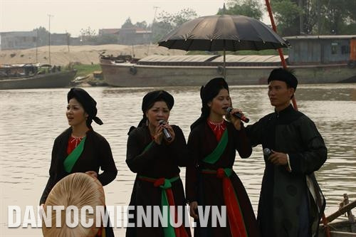 土河男女青年共唱官贺民歌。记者 黄眉 摄