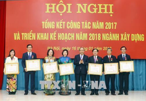 越南政府总理阮春福出席越南建设部2017年工作总结和2018年任务部署会议。越通社记者统一 摄