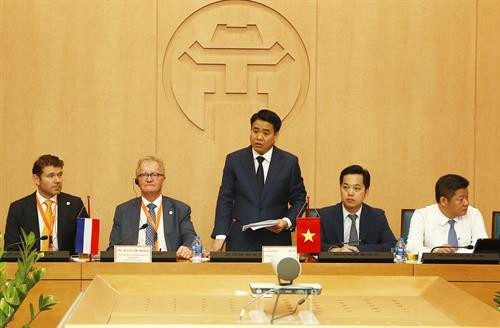 河内市人民委员会主席阮德钟在座谈会上发表讲话 图自越通社