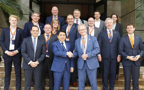 双方代表合影 图自越通社