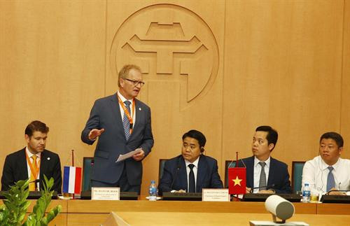 荷兰雇主协会主席汉斯德波尔在座谈会上发表讲话 图自越通社