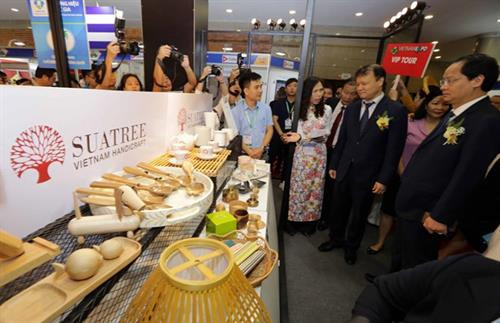 代表们参观越南-韩国设计中心展区 图自越通社