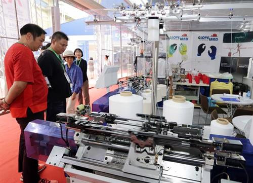韩国手套编织机展位 图自越通社