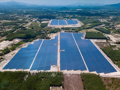 吉侠太阳能发电厂。图自越通社