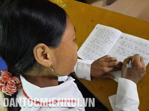 曾经习惯拿着锄头和犁的手现在也会拿着笔写自己的名字。图：窍四 许多少数民族女性带着自己的孩子来上课。图：窍四