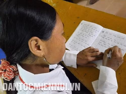 曾经习惯拿着锄头和犁的手现在也会拿着笔写自己的名字。图：窍四 许多少数民族女性带着自己的孩子来上课。图：窍四