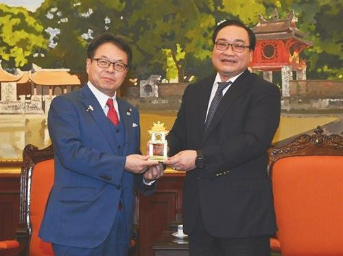河内市委书记黄忠海向日本经济贸易产业省大臣世耕弘成赠送礼物。（图片来源：越通社）