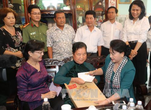 阮氏金银向越南英雄母亲赠送慰问品。(图片来源:越通社) 阮氏金银向越南英雄母亲赠送慰问品。(图片来源:越通社)