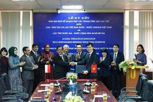 越南文书档案局同印度尼西亚国家档案局签署文书档案领域的合作备忘录。图自互联网