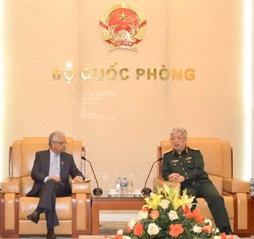 越南国防部领导人会见联合国常驻越南协调员卡玛勒•马特拉。图自《人民军报》