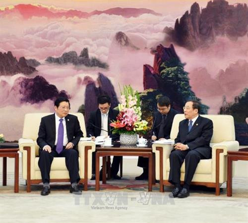 越共中央反腐败指导委员会常务副主任潘廷镯与中央纪律检查委员会副书记杨晓渡（图片来源：越通社）