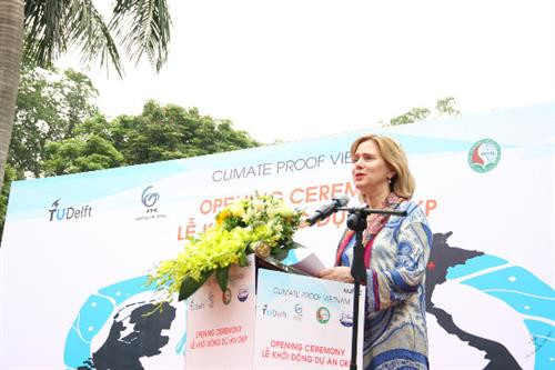 荷兰基础设施与环境部部长范纽文豪岑在启动仪式上发表讲话。图自越通社