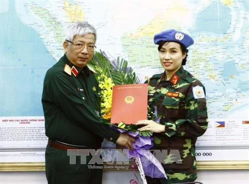 阮志咏上将向杜氏恒娥颁发国家主席的决定。(图片来源:越通社) 阮志咏上将向杜氏恒娥颁发国家主席的决定。(图片来源:越通社)