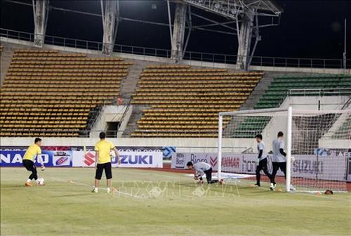 越南队在老挝国家体育场进行赛前准备和训练。图自越通社