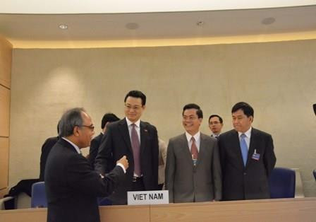 越南代表团与参加联合国人权理事会普遍定期审议工作组第十八届会议的代表交谈。（图片来源：越通社）