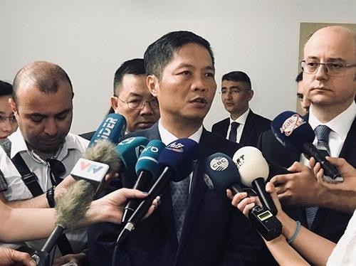 越南工贸部长陈俊英接受阿塞拜疆媒体的采访。（图片来源：http://kinhtedothi.vn）
