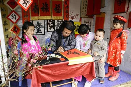 新春送字求字习俗——越南优良的传统文化。图自《越南之声》