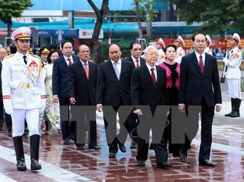 由越共中央委员会、国会、政府、越南祖国阵线中央委员会和河内市市委等组成的代表团前往列宁塑像敬香花篮。(图片来源：越通社）