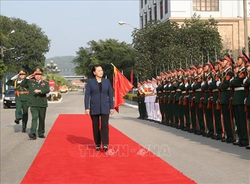 阮氏金银在欢迎仪式上检阅仪仗队。越通社记者 仲德 摄