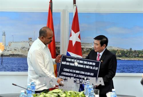 胡志明市人民委员会主席阮成峰向哈瓦那市人民议会主席Reynaldo Garcia Zapata移交古巴灾民的援助款项。（图片来源：越通社）