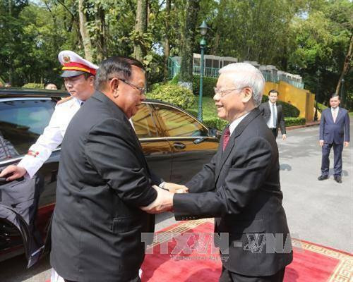 越共中央总书记阮富仲（右）与老挝人民革命党中央总书记通伦• 西苏里。（图片来源：越通社）