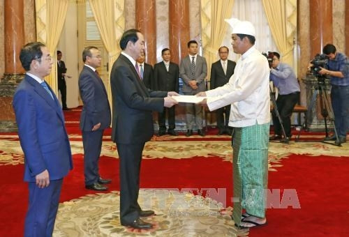 缅甸驻越南大使维捷斯拉夫·格雷普尔向越南国家主席陈大光递交国书。（图片来源：越通社）