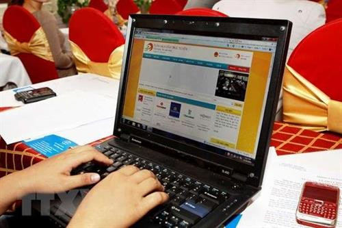 消费者趋于选择网购和在线支付。图自越通社