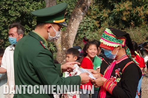 向前往老街省兴盛综合医院看病的群众免费发放医用口罩和消毒液 。记者 国庆 摄 钱江省学校暂停上课，并在各所院校喷消毒液。记者 南泰 摄 宁顺省综合医院设置隔离区，收治新冠肺炎疑似病例。记者 功暑 摄 马鹿塘口岸官兵向莱州省封土县马离庯乡雄鹏村寨少数民族发放3500只口罩。记者 贵忠 摄