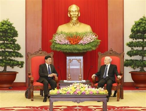 越共中央总书记阮富仲（右）会见老挝政府总理通伦•西苏里（左）。图自越通社